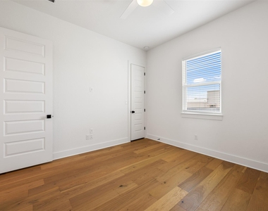 308 E 19th 1/2 St - Photo Thumbnail 21