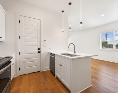 308 E 19th 1/2 St - Photo Thumbnail 15
