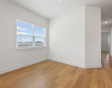 308 E 19th 1/2 St - Photo Thumbnail 9