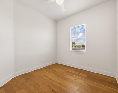 308 E 19th 1/2 St - Photo Thumbnail 17