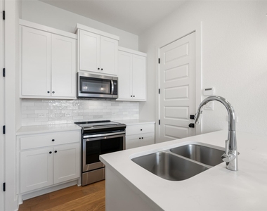 308 E 19th 1/2 St - Photo Thumbnail 12