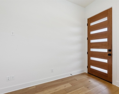 308 E 19th 1/2 St - Photo Thumbnail 3