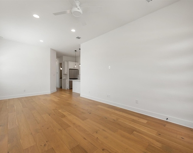308 E 19th 1/2 St - Photo Thumbnail 5