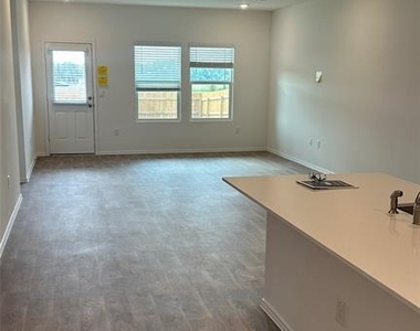 204 Inks Ln - Photo Thumbnail 8