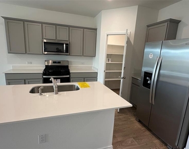 204 Inks Ln - Photo Thumbnail 3