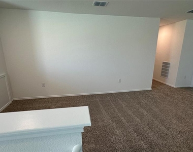 204 Inks Ln - Photo Thumbnail 9