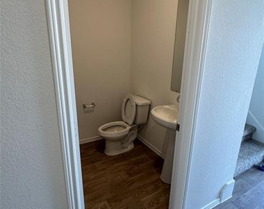 204 Inks Ln - Photo Thumbnail 5
