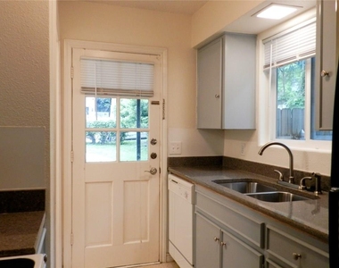 3713 Meredith St - Photo Thumbnail 4