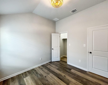 558 Bridgestone Way - Photo Thumbnail 25