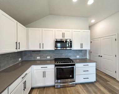 558 Bridgestone Way - Photo Thumbnail 12