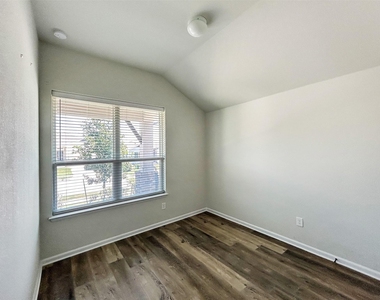 558 Bridgestone Way - Photo Thumbnail 27