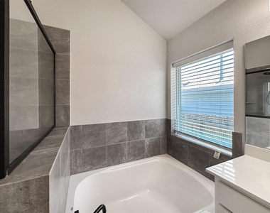 558 Bridgestone Way - Photo Thumbnail 21