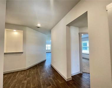 110 Krause Springs Dr - Photo Thumbnail 4