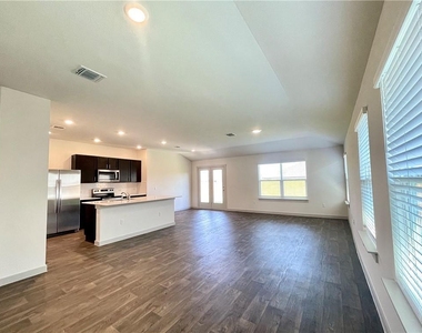 110 Krause Springs Dr - Photo Thumbnail 6