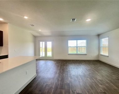110 Krause Springs Dr - Photo Thumbnail 5