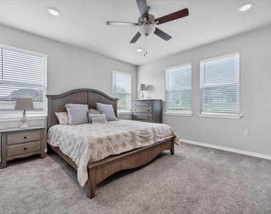 125 Harborside Dr - Photo Thumbnail 5
