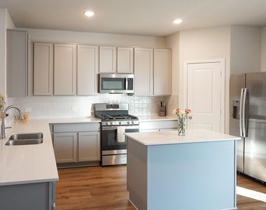 130 Yellowstone Dr - Photo Thumbnail 4