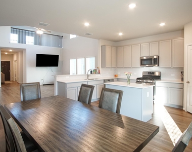 130 Yellowstone Dr - Photo Thumbnail 5
