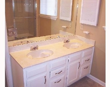 1004 Charlotte St - Photo Thumbnail 6