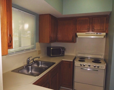 1004 Charlotte St - Photo Thumbnail 3