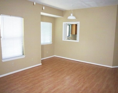 1004 Charlotte St - Photo Thumbnail 2