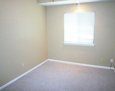 1004 Charlotte St - Photo Thumbnail 10