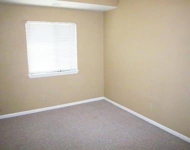 1004 Charlotte St - Photo Thumbnail 9