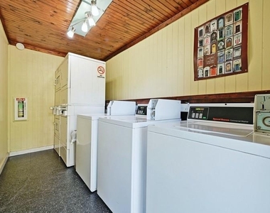 711 Eberhart Ln - Photo Thumbnail 6
