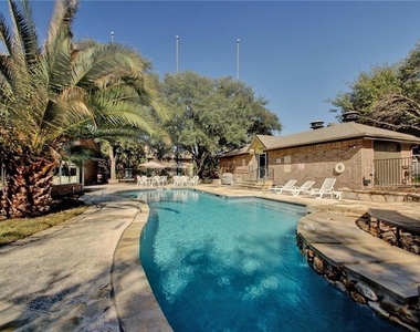 7685 Northcross Dr - Photo Thumbnail 21