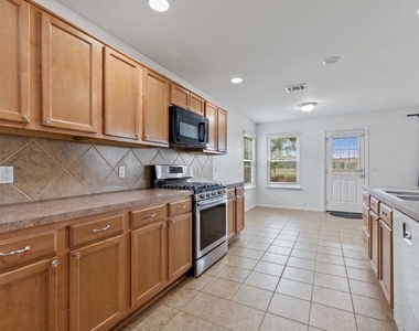 1121 Sweet Gum Dr - Photo Thumbnail 8