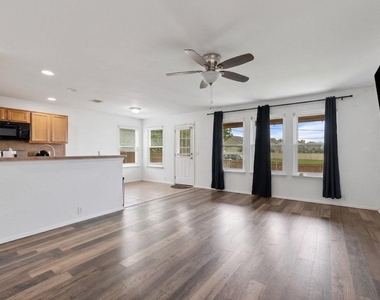 1121 Sweet Gum Dr - Photo Thumbnail 5