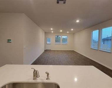 179 Sweetwater Dr - Photo Thumbnail 5