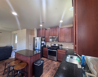 321 Callahan Ln - Photo Thumbnail 12