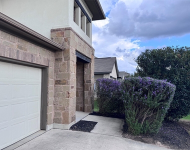 321 Callahan Ln - Photo Thumbnail 3