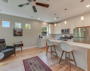 112 E 54th St - Photo Thumbnail 6