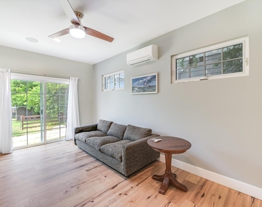 112 E 54th St - Photo Thumbnail 4