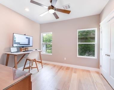 112 E 54th St - Photo Thumbnail 2