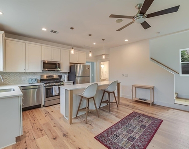 112 E 54th St - Photo Thumbnail 7