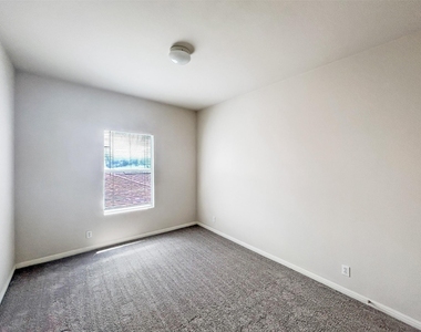 4712 Lake Champlain Ln - Photo Thumbnail 24