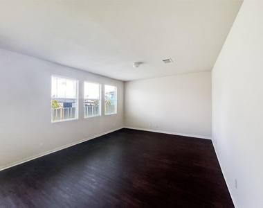 4712 Lake Champlain Ln - Photo Thumbnail 4