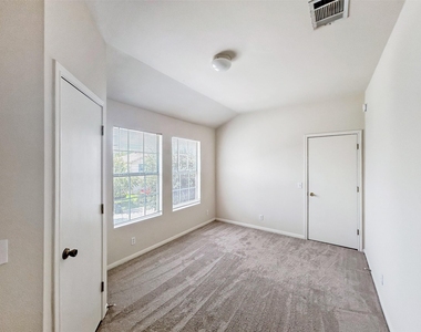 4712 Lake Champlain Ln - Photo Thumbnail 20