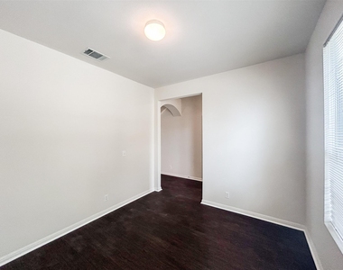 4712 Lake Champlain Ln - Photo Thumbnail 2