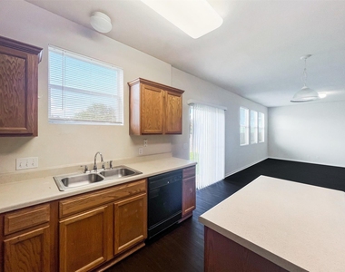 4712 Lake Champlain Ln - Photo Thumbnail 7