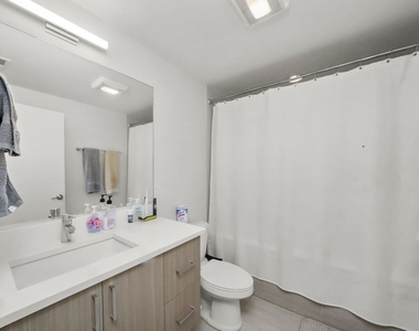 832 W Erie Street - Photo Thumbnail 12