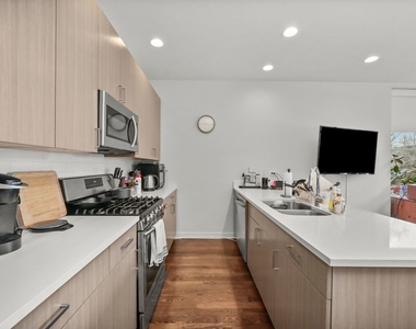 832 W Erie Street - Photo Thumbnail 6