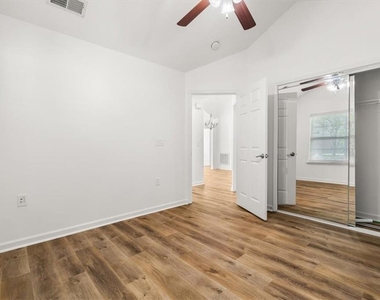 1305 Village Lane - Photo Thumbnail 18