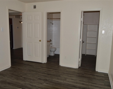 8100 Creekbend Drive - Photo Thumbnail 13