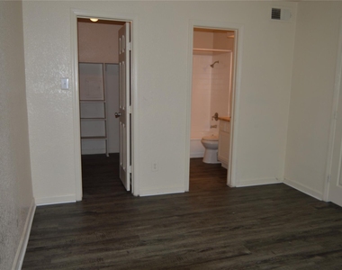 8100 Creekbend Drive - Photo Thumbnail 11