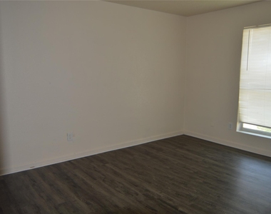 8100 Creekbend Drive - Photo Thumbnail 12