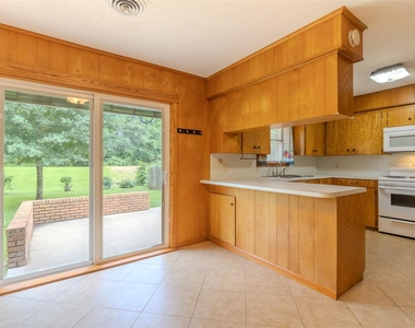2308 Hillcrest Drive - Photo Thumbnail 7